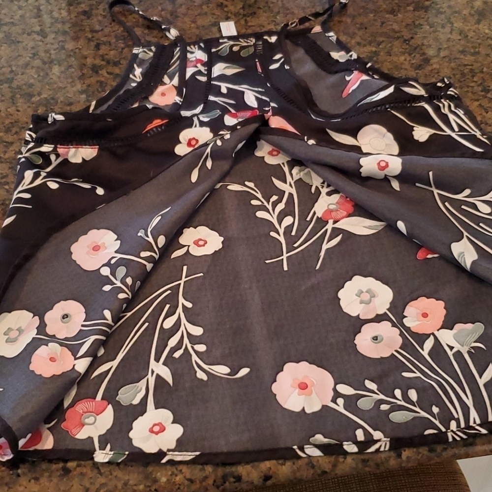 Black Floral Top with adjustable straps - Picture 11 of 14